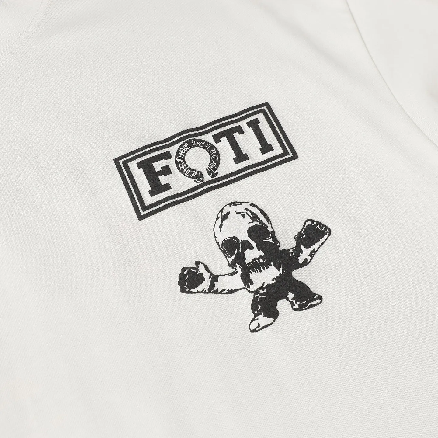 🅿️170 CHORME HEARTS CH FOTI co-branded skull short-sleeved T-shirt. The original version was purchased at a New York counter for NT$4,000. It is custom-made with 230g pure cotton fabric with the same zp. The printing is made of film opening and screen printing. In order to achieve the same consistency as the original version, the nine-square grid skull on the back was individually debugged seven times on the film version. The original loose version has not been cut, and the details of customized accessories are Size: XS-L